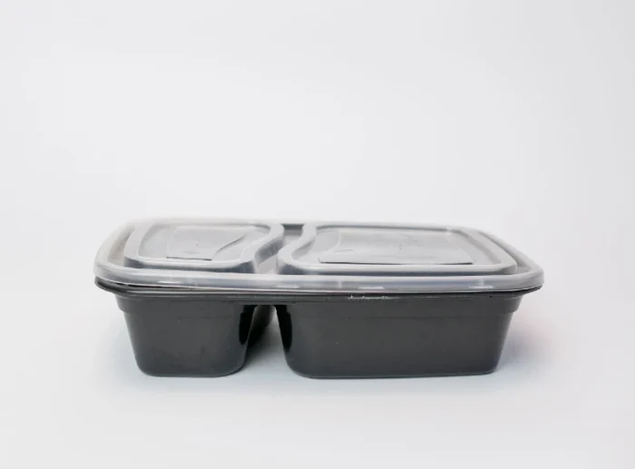 "2-compartment plastic plates with clear lids from www.jcpackaging.net"