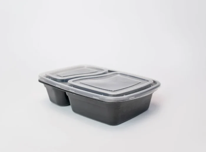 "2-compartment plastic plates with clear lids from www.jcpackaging.net"